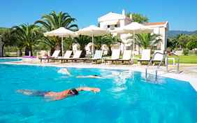 Der Pool mit separatem Kinderbecken ist beheizbar und dank Ozonreinigung hautfreundlich. - Foto: Heiko Wolter